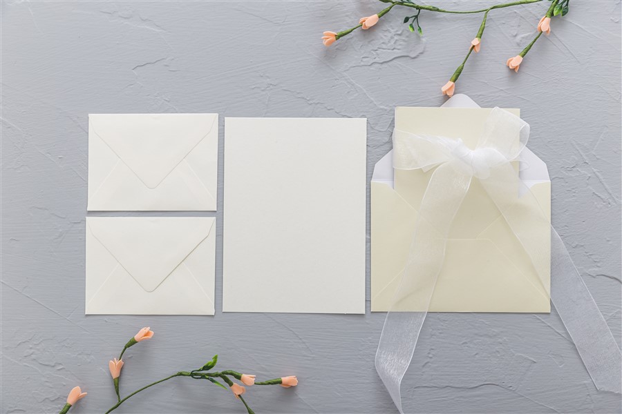 Sade tipografi kullanılan minimalist davetiye örneği