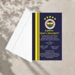 Fenerbahçe temalı sarı lacivert sünnet davetiyesi ve yanında duran düz beyaz zarf