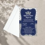 Gümüş simli tac sünnet davetiyesi ve yanında duran düz beyaz dikey zarf