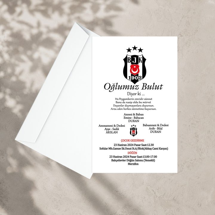 Beşiktaş amblemli beyaz zarflı sünnet davetiyesi ve yanında beyaz dik zarf