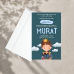 Küçük Prens Figürlü Mavi Sünnet Davetiyesi – Küçük prens figürlü koyu mavi sünnet davetiyesi ve yanında dik beyaz zarf.